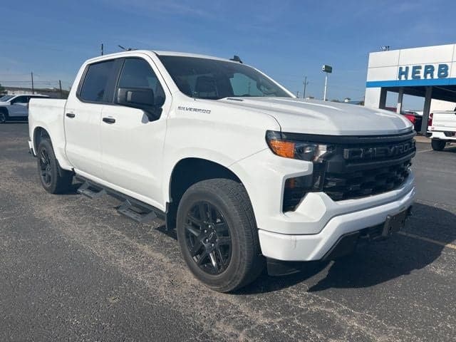 2025 Chevrolet Silverado 1500 Custom Crew Cab RWD · Summit White exterior
