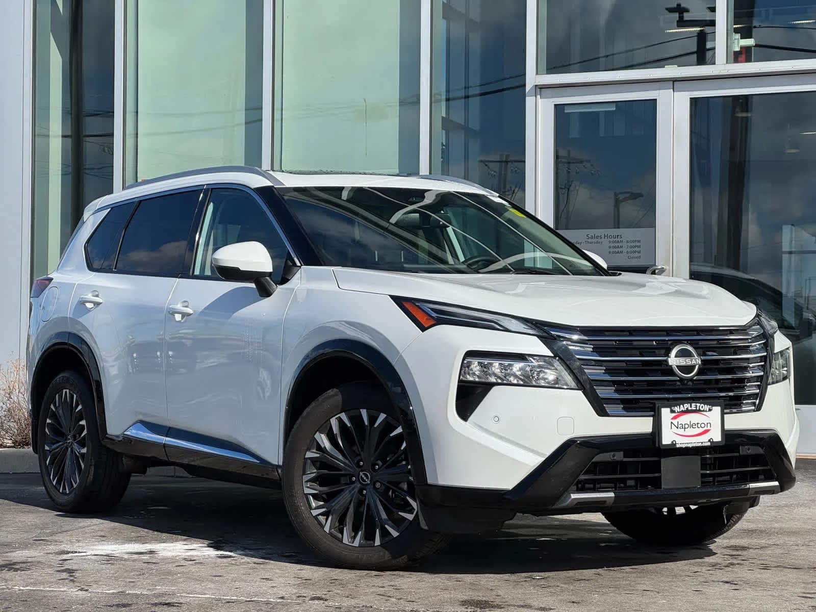 2024 Nissan Rogue Platinum · Everest White Pearl exterior